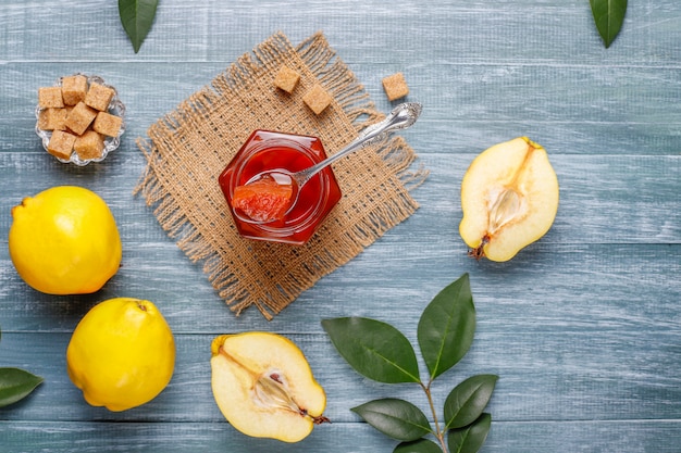 Kostenloses Foto köstliche und gesunde hausgemachte quittenmarmelade im glas, draufsicht