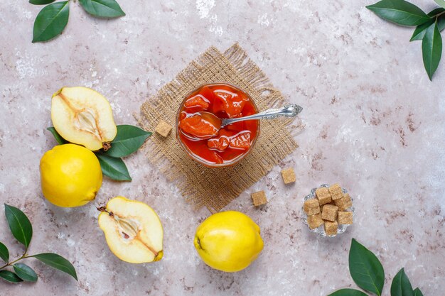 Köstliche und gesunde hausgemachte Quittenmarmelade im Glas, Draufsicht