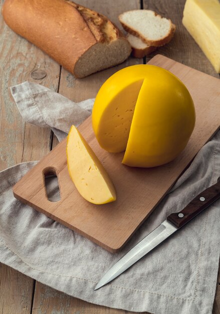 Köstliche Vielzahl der Nahaufnahme des Käses mit Brot