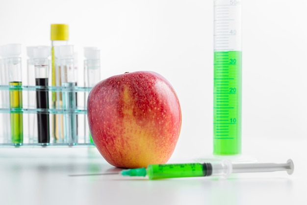 Köstlicher Apfel und Chemikalien in Tuben