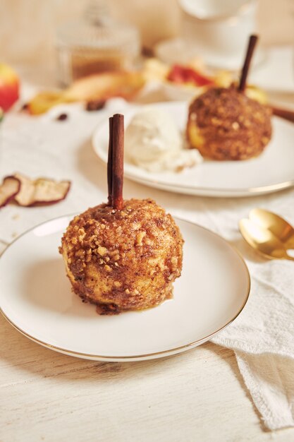 Köstlicher Bratapfel mit Nüssen und Zimt zu Weihnachten auf einem weißen Tisch