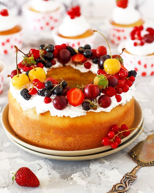 Köstlicher bundt Kuchen mit Beerennahaufnahme