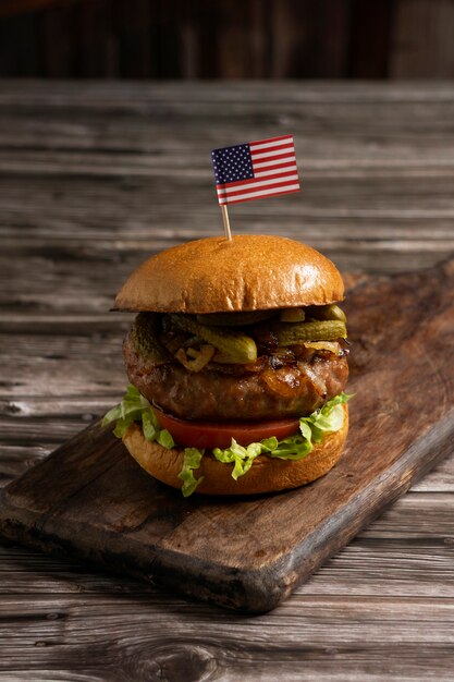 Köstlicher Burger des hohen Winkels auf Holzbrett