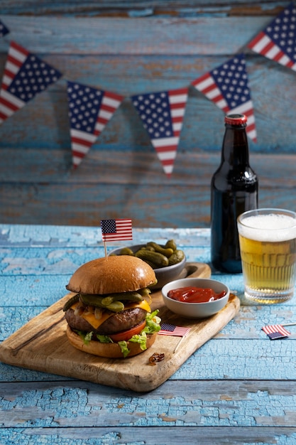 Köstlicher Burger mit hohem Winkel der USA-Flagge