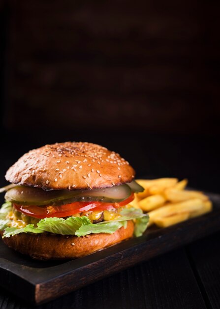 Köstlicher Burger mit Pommes-Frites