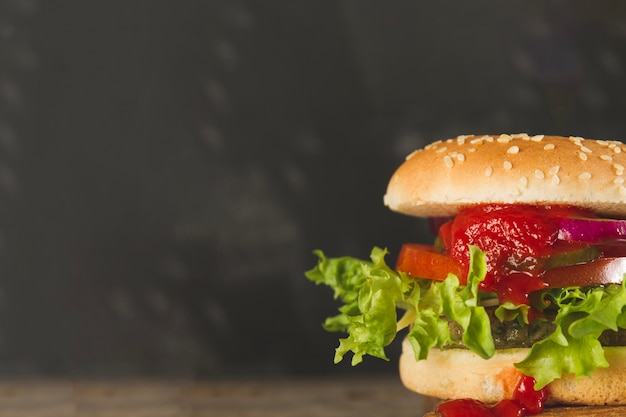 Köstlicher Burger mit Tomatensauce und Salat