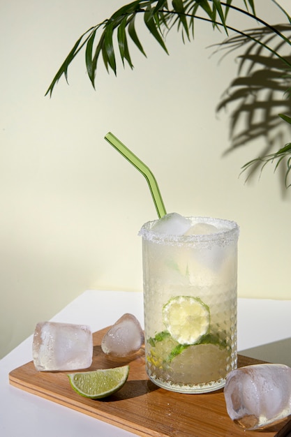 Köstlicher Caipirinha-Cocktail mit hohem Winkel