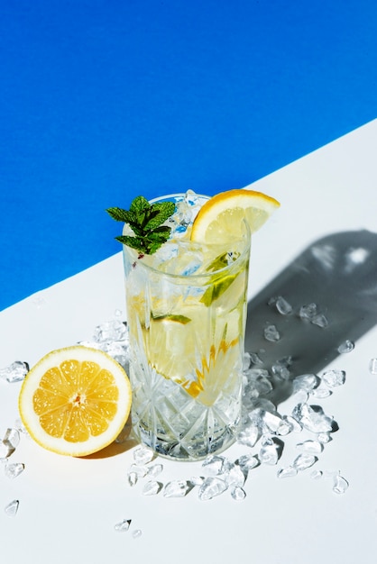 Köstlicher Caipirinha-Cocktail mit Limetten-Hochwinkel