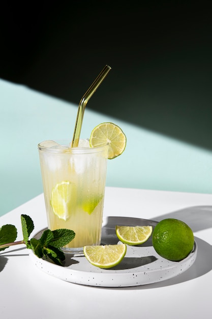 Köstlicher Caipirinha-Cocktail mit Limettenscheibe