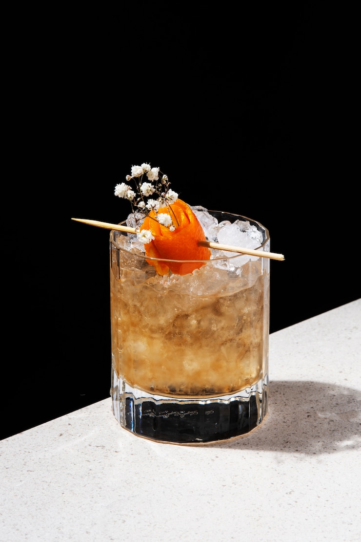 Kostenlose Foto köstlicher caipirinha des hohen winkels mit frucht