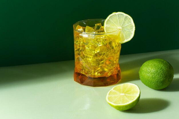 Köstlicher Cocktail des hohen Winkels mit Limettenscheibe