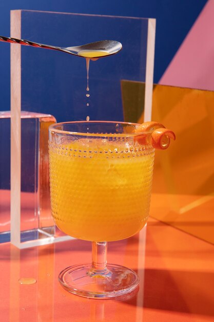 Köstlicher Cocktail des hohen Winkels mit Orange