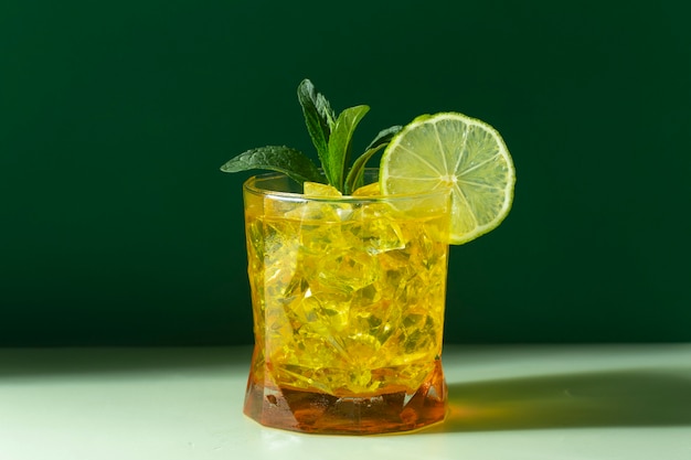 Köstlicher Cocktail des hohen Winkels mit Zitronenscheibe