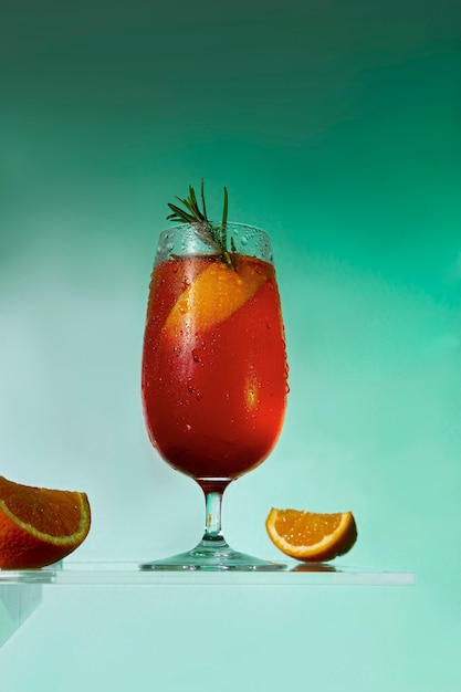 Köstlicher Cocktail des niedrigen Winkels mit Orange