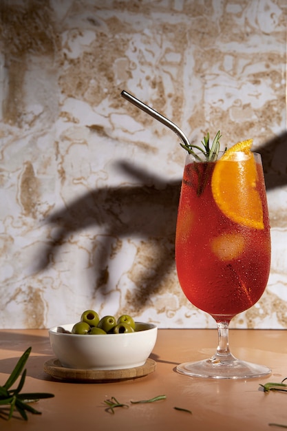 Köstlicher Cocktail mit Orange und Oliven