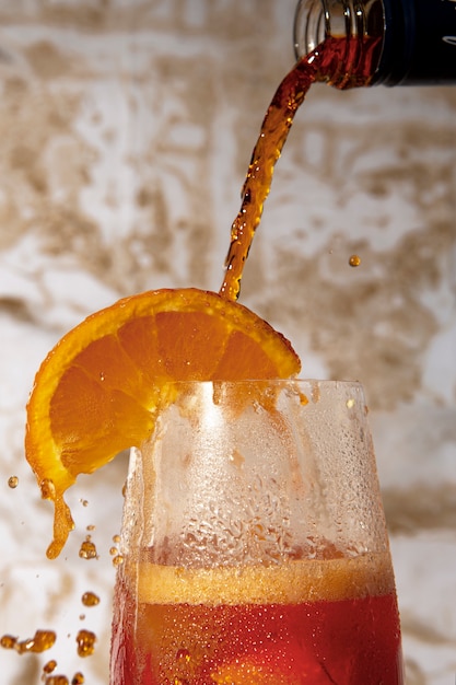 Köstlicher Cocktail mit Orangenscheibe