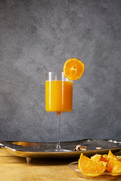 Kostenloses Foto köstlicher daiquiri-cocktail mit orangenscheibe