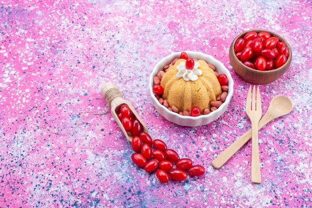 köstlicher einfacher Kuchen mit Sahne und frischen Erdnüssen zusammen mit frischen roten Hartriegeln auf hellem hellem Schreibtisch, Kuchenkeks süße Nuss