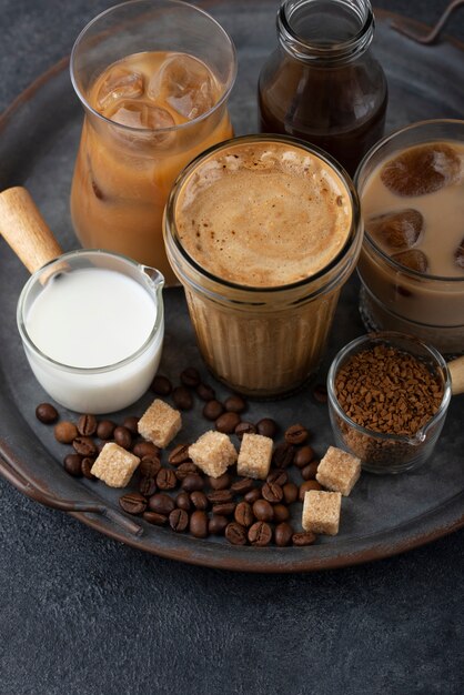 Köstlicher Eiskaffee des hohen Winkels auf Tablettanordnung