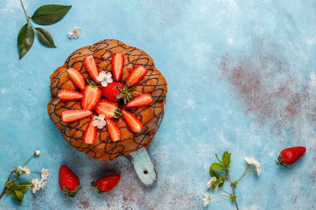 Köstlicher Erdbeerschokoladenkuchen mit frischen Erdbeeren, Draufsicht