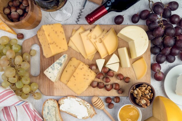 Köstlicher feinschmeckerischer Snack der Draufsicht mit Trauben