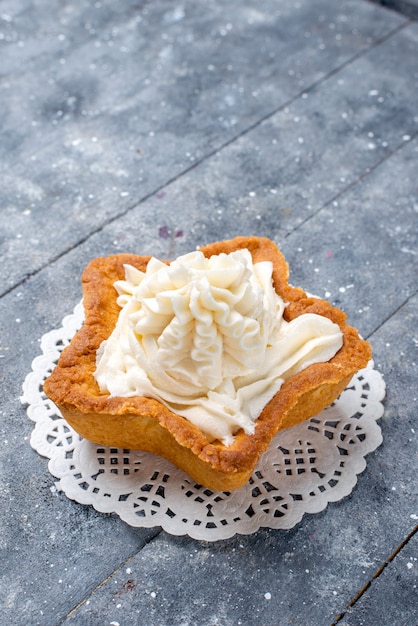 Kostenloses Foto köstlicher gebackener kuchenstern geformt mit weißer leckerer sahne innen auf hellem schreibtisch, kuchen backen zucker süßer keks