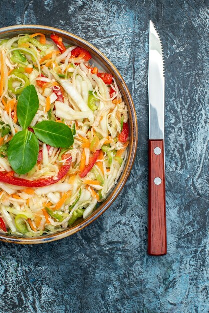 Köstlicher Gemüsesalat der Draufsicht innerhalb des Tabletts auf grauem Hintergrund