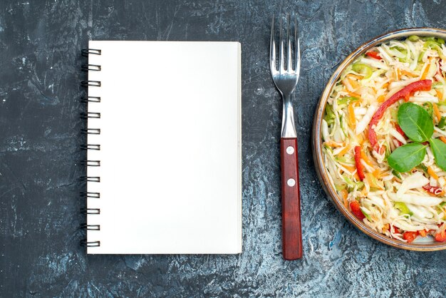 Köstlicher Gemüsesalat der Draufsicht innerhalb des Tabletts auf grauem Hintergrund