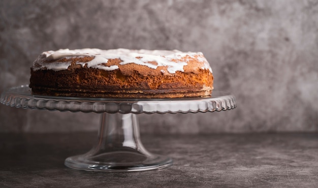 Kostenloses Foto köstlicher glasig-glänzender kuchen der vorderansicht auf dem tisch