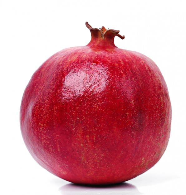 Köstlicher Granatapfel auf Weiß