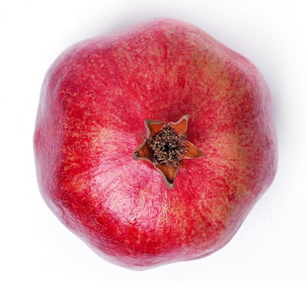 Köstlicher Granatapfel auf Weiß