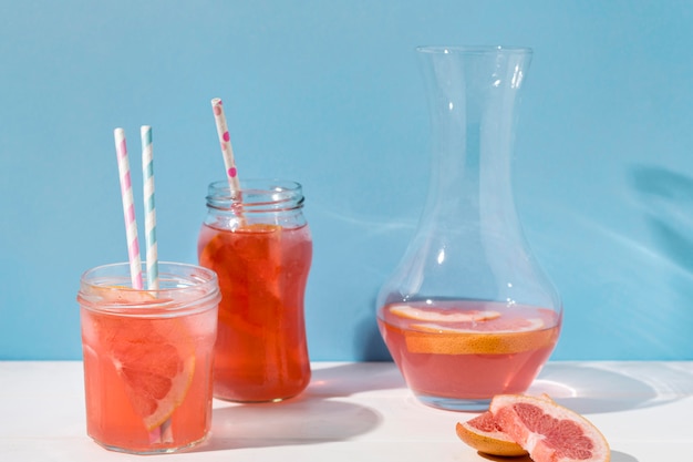 Köstlicher Grapefruitsaft zum Servieren