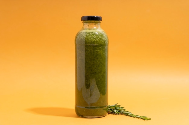 Kostenloses Foto köstlicher grüner saft in der flasche