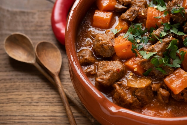 Kostenloses Foto köstlicher gulasch-eintopf auf dem tisch