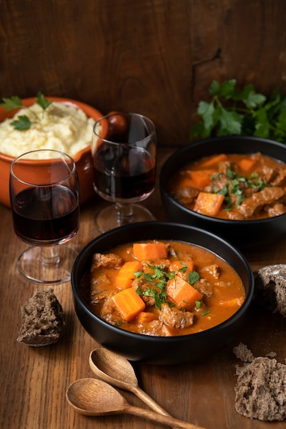 Kostenloses Foto köstlicher gulasch-eintopf auf dem tisch