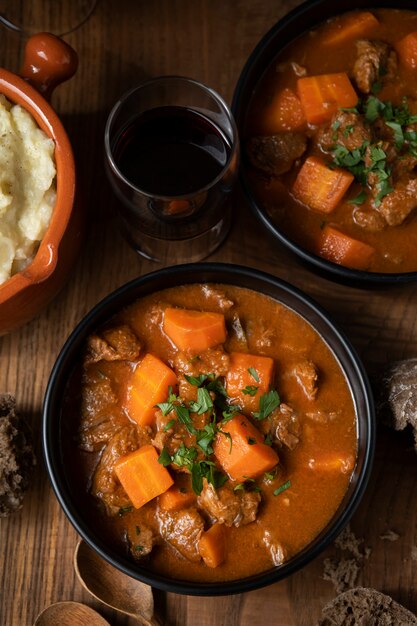 Köstlicher Gulasch-Eintopf auf dem Tisch