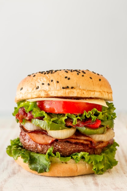 Kostenloses Foto köstlicher hamburger mit auf dem tisch
