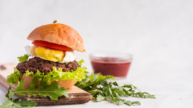 Köstlicher Hamburger mit unscharfer Ketschupschale