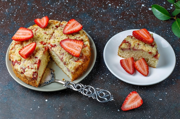 Kostenloses Foto köstlicher hausgemachter erdbeer-streuselkuchen mit frischen erdbeerscheiben