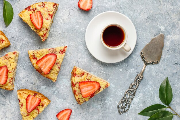 Köstlicher hausgemachter Erdbeer-Streuselkuchen mit frischen Erdbeerscheiben