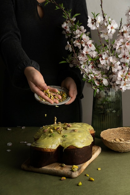 Kostenloses Foto köstlicher hoher winkel aus colomba und pistazien