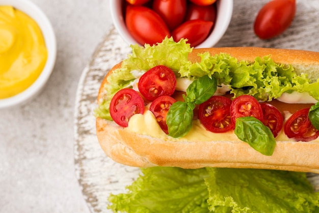 Köstlicher Hot Dog mit Tomaten und Salat