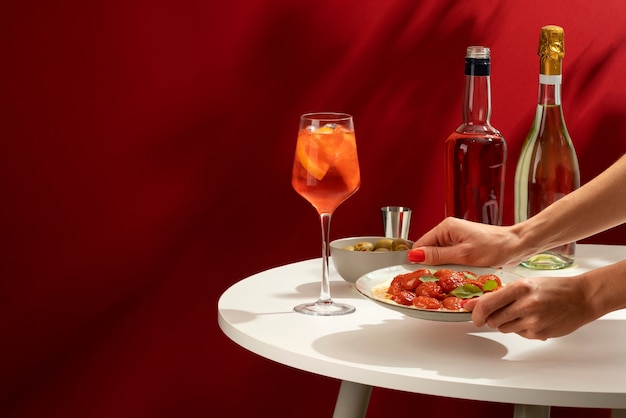 Kostenloses Foto köstlicher italienischer cocktail mit realistischem hintergrund