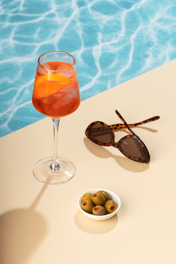 Kostenlose Foto köstlicher italienischer cocktail mit realistischem hintergrund
