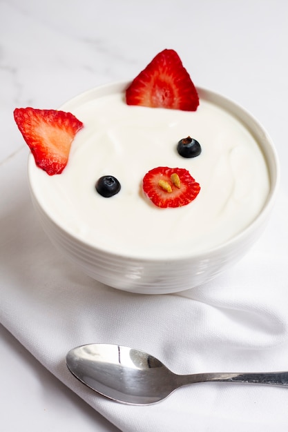 Köstlicher Joghurt des hohen Winkels mit Erdbeeren