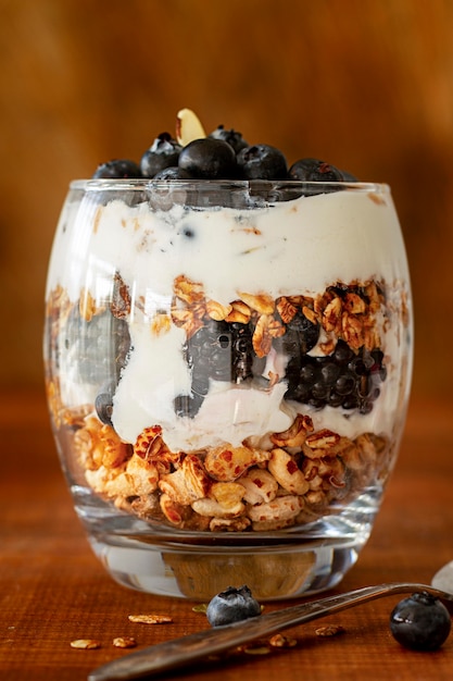 Köstlicher Joghurt mit Früchten und Müsli