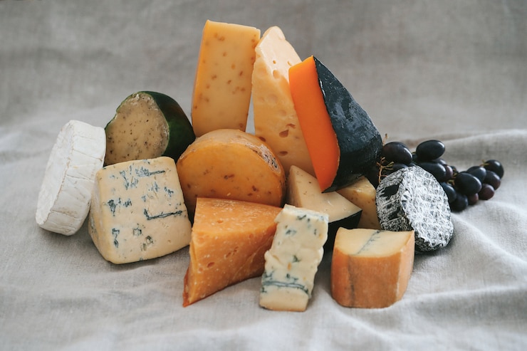 Kostenlose Foto köstlicher käse auf dem tisch