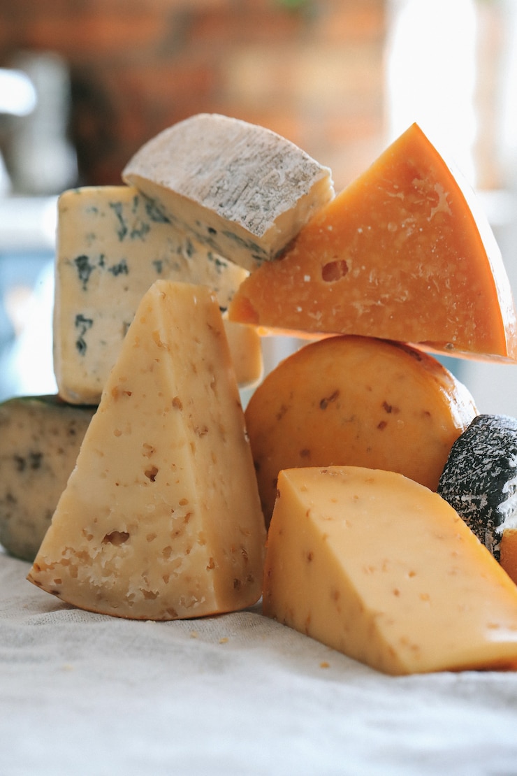 Kostenlose Foto köstlicher käse auf dem tisch