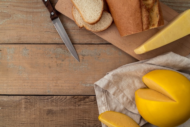 Köstlicher Käse der Draufsicht mit Brot und einem Messer