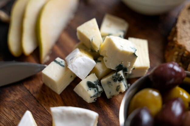 Kostenloses Foto köstlicher käse- und olivenanordnungshoher winkel